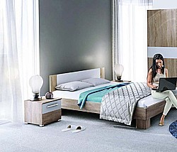 Posteľ s nočnými stolíkmi